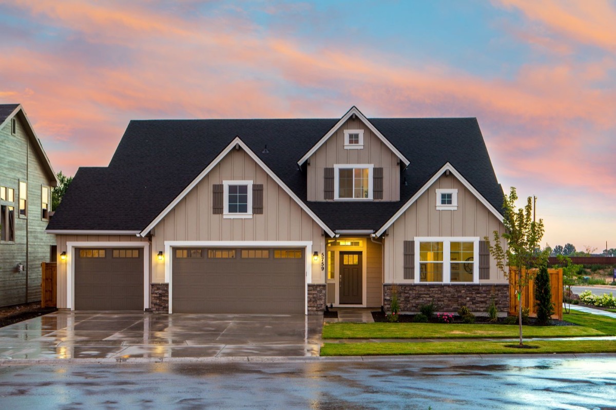 Traditional craftsman style home exterior